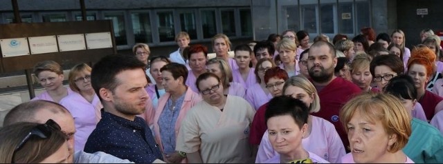 -Pielęgniarki protestujące pod warszawskim Centrum Zdrowia Dziecka rozważają zaostrzenie formy strajku i zupełne odejście od łóżek małych pacjentów. Chociaż protest pracownic placówki trwa już 10 dni, to wciąż nie ma porozumienia pomiędzy nimi a dyrekcją. 