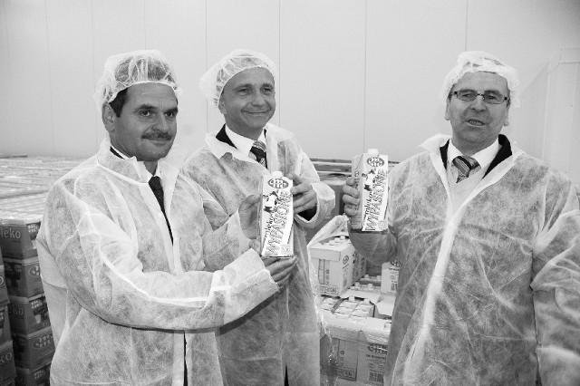 Podczas ceremonii otwarcia centrum mleczny toast wznieśli prezes Mlekovity Dariusz Sapiński (od prawej), wiceburmistrz Kluczborka Andrzej Nowak i Janusz Kędzia, przewodniczący rady miasta. (fot. Maciej Knapa)