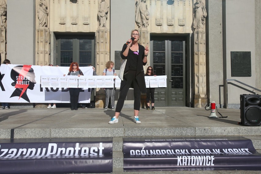Kobiety protestowały w Katowicach 2 lipca 2018 przeciw...