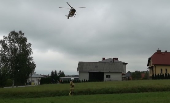 W Racławicach mężczyzna spadł z dachu. Helikopter LPR zabrał go do Tarnowa (AKTUALIZACJA)