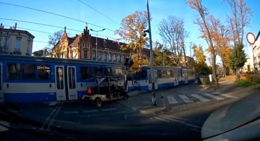 Na ul. Dietla doszło do zderzenia meleksa z tramwajem....