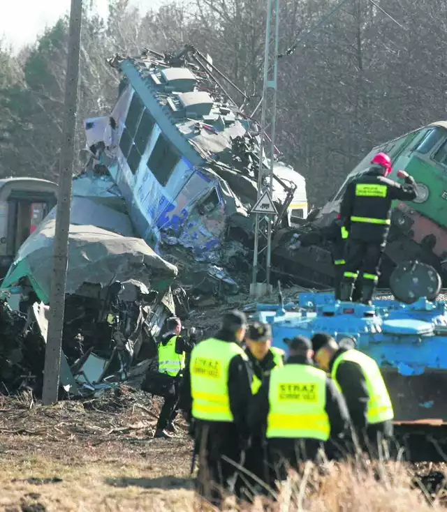 W katastrofie kolejowej pod Szczekocinami zginęło 16 osób.