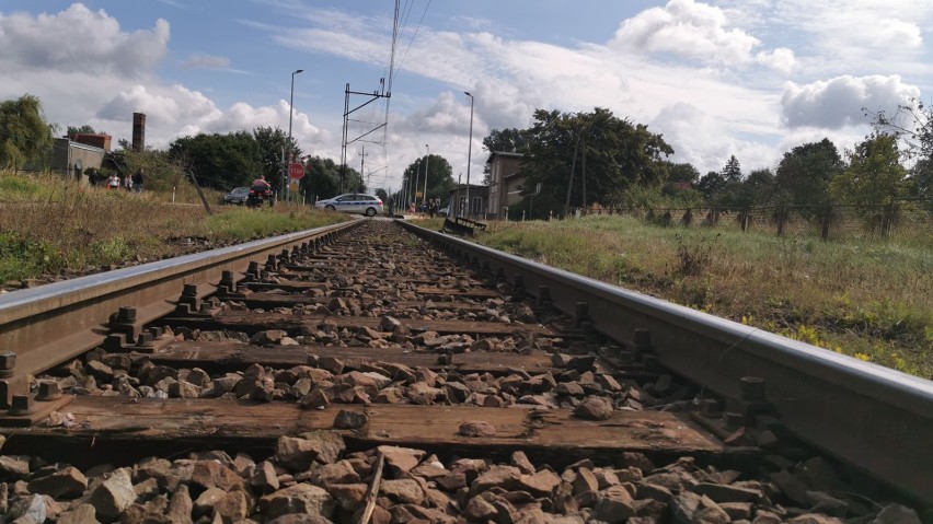 Wypadek na przejeździe kolejowym w Miłogoszczy. Auto...