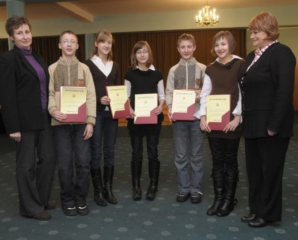 Na zdjęciu od lewej: Gabriela Bonk, Sebastian, Gosia, Karolina, Rafał i Ania oraz Helga Bieniusa, dyrektor PG w Zdzieszowicach.