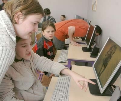 Ola Szczygielska, Ania Marcinkowska i Paulina Kowalczyk wprost kleją się do komputerów