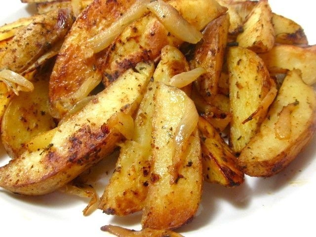 Aromatyczne, pieczone ziemniaki z przyprawami to łatwa w przygotowaniu przekąska.
