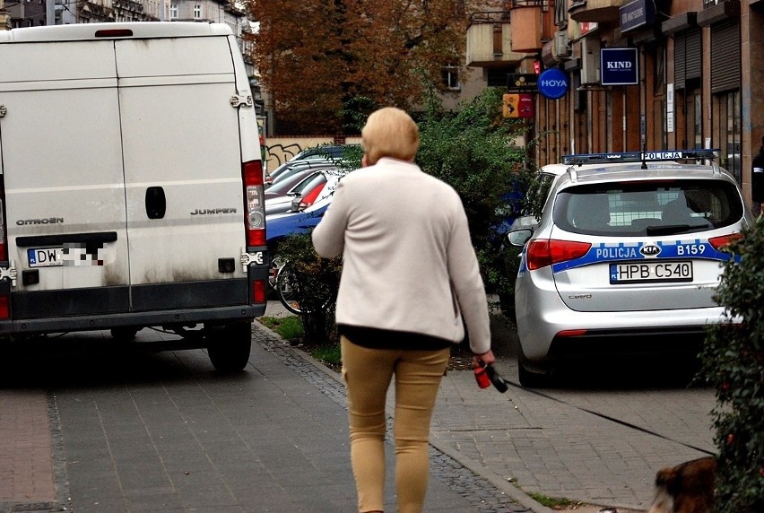 Jazda chodnikiem na rogu Jedności Narodowej i Słowiańskiej...