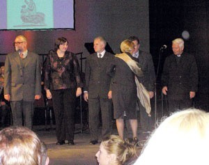 11 listopada w Teatrze im. J. Słowackiego w Krakowie Mirosław Grzyb (trzeci od lewej), prezes Związku Kurpiów, odebrał wyróżnienie w konkursie Pro Publico Bono