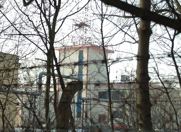 Przebudowany obiekt zakładowej straży  pożarnej można dziś w Łęgnowie oglądać tylko  przez płot. W tym rejonie jest jeszcze kilka  innych pozostałości po warsztatach  samochodowych.