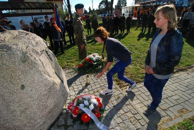 Młodzież składa wiązanki pod symbolicznym kamieniem w Jakubowicach, upamiętniającym tutejszą obecność legionów Marszałka Józefa Piłsudskiego.
