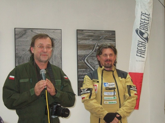 Piotr Krupa (z prawej) i Andrzej Łada wjechali na wernisaż na motoparalotni.