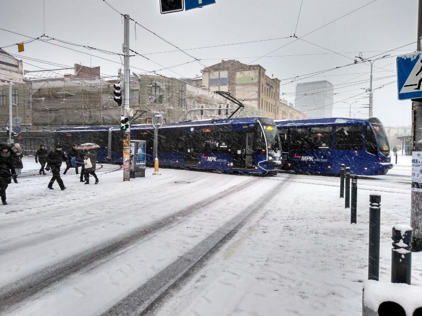 Wrocław zaskoczony zimą. Ulice i chodniki jak lodowisko (ZDJĘCIA)