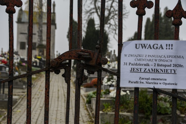 Dzień Wszystkich Świętych 2020  na pewno przejdzie do historii. Po raz pierwszy Polacy nie mogli odwiedzić tego dnia grobów swoich bliskich  po zakazie, wydanym przez rząd w piątek, 30 października. Cmentarze są zamknięte od soboty 31 października do 2 listopada, by zapobiec rozprzestrzenianiu się epidemii koronawirusa.Przy cmentarzach w powiecie opatowskim próżno było, w niedzielę 1 listopada, szukać osób odwiedzających. Bramy  zostały zamknięte, w samym Opatowie tego, by przestrzegano zakaz pilnowała także Straż Miejska. Przed cmentarzem spotkaliśmy jednego producenta chryzantem.Zobaczcie co się działo 1 listopada przy cmentarzach w powiecie opatowskim>>>
