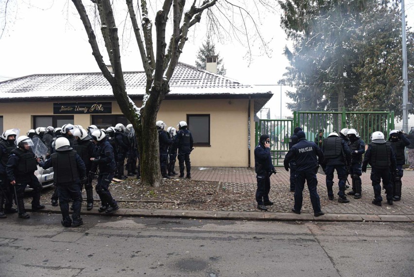 Kibice starli się z policją podczas derbów Przemyśla. Ranny jeden funkcjonariusz