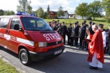 Szukali części zamiennych, montowali, poprawiali, czyścili i odnawiali - druhowie z Wapiennego wysłużonego busa zamienili na strażackie auto