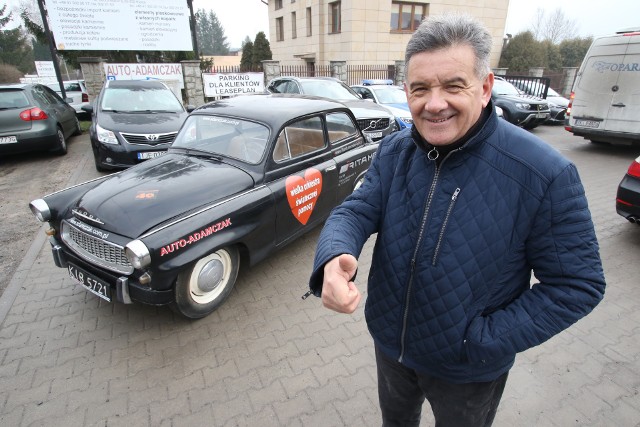 58 - letni  samoch&oacute;d na aukcję trafił po raz pierwszy za sprawą Marka Adamczaka, właściciela zakładu Auto-Adamczak. Od dwudziestu lat auto co roku wraca na licytację i zmienia właściciela.