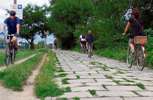 W tym roku nie ma pieniędzy na remont zniszczonego chodnika