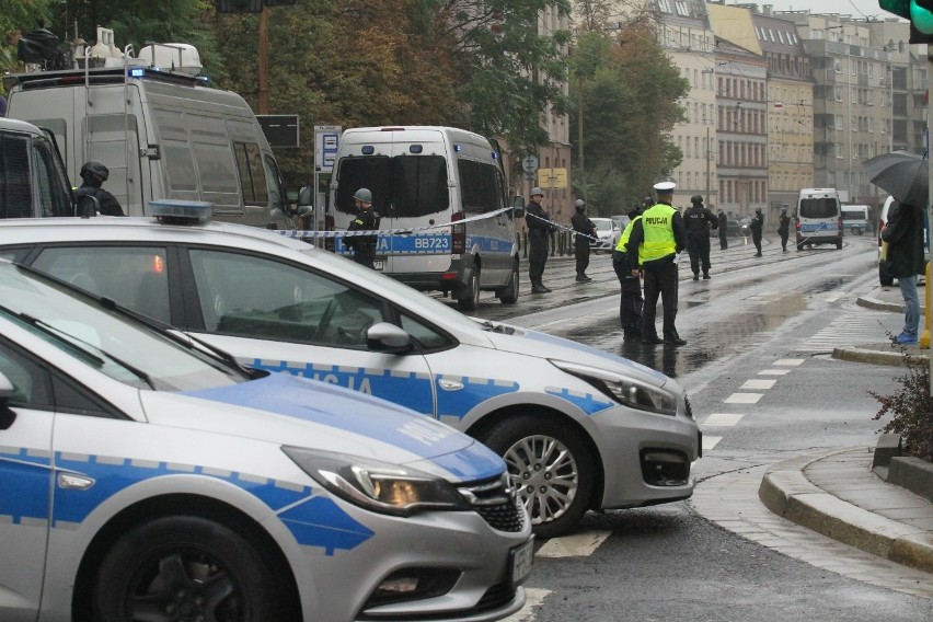 Akcja policji na Traugutta. Słychać strzały [ZDJĘCIA]