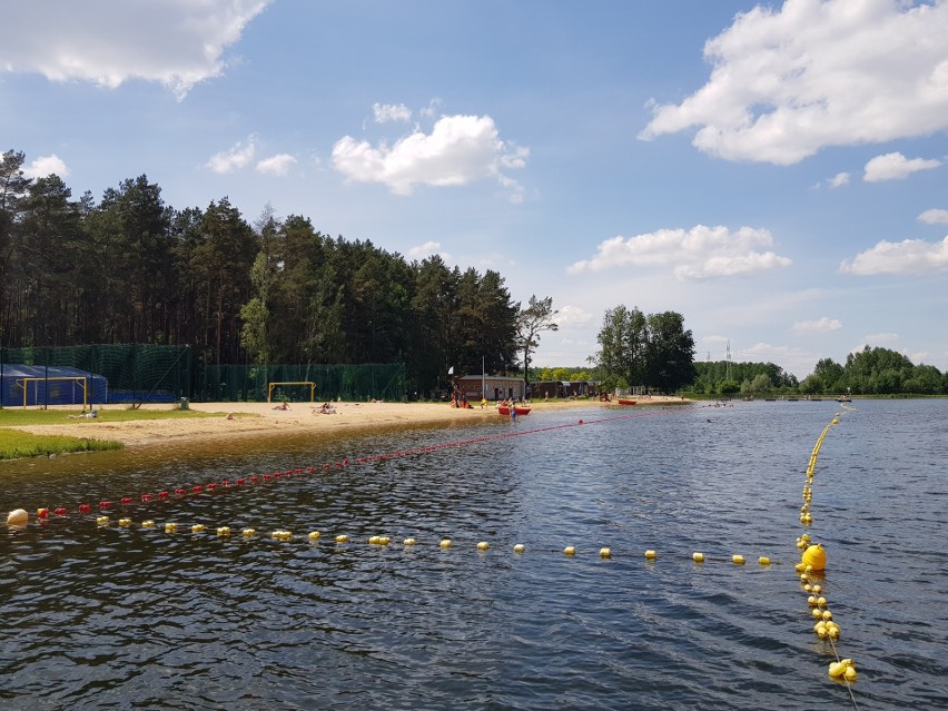 W gorące, środowe południe (8 czerwca) na plaży w Dojlidach...