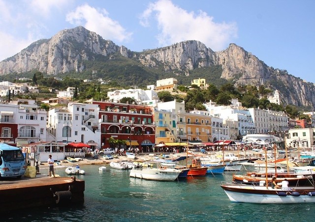 Domena publicznaPołożona w Zatoce Neapolitańskiej wyspa Capri to symbol luksusowego wypoczynku – na szczęście – nie trzeba być milionerem, by móc spędzić tam urlop. Piękne plaże, kolorowa zabudowa i charakterystyczne dla wyspy jaskinie co roku przyciągają ogrom turystów o bardzo zróżnicowanym budżecie. 