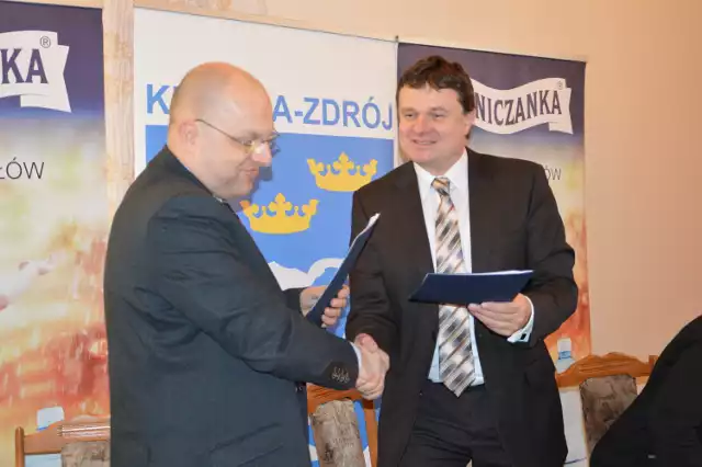 Jarosław Wilk, prezes Uzdrowiska Krynica-Żegiestów (z lewej) podpisał z Dariuszem Reśko, burmistrzem Krynicy-Zdroju umowę partnerską, mówiącą o współpracy przy cyklu wydarzeń "Krynica Źródłem Kultury"