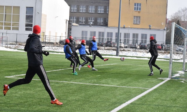 Ze względu na niekorzystne warunki atmosferyczne, piłkarze Radomiaka wciąż trenują na boisku ze sztuczną nawierzchnią.