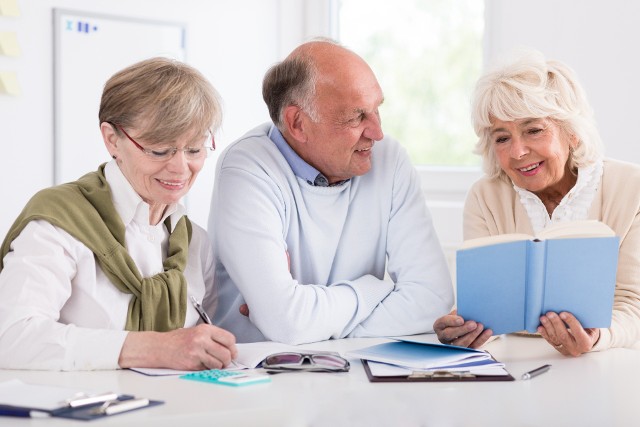 Nie tylko wydłużenie czasu pracy wpływa na wzrost emerytur. Okazuje się, że także pobieranie świadczenia i dorabianie do emerytury może realnie podnieść wysokość świadczenia dla seniorów.