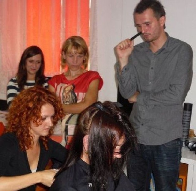 Łukasz Cedro, fryzjer stylista podczas spotkania w Zajączkowie uczy panie jak wykonać kilka podstawowych cieć, by fryzura &#8222;nabrała świeżości&#8221;. 