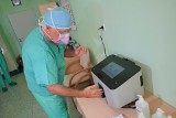 Poznań: Lekarzu, pokaż ręce. Urządzenie sprawdza, czy personel dobrze myje się przed operacją [ZDJĘCIA]