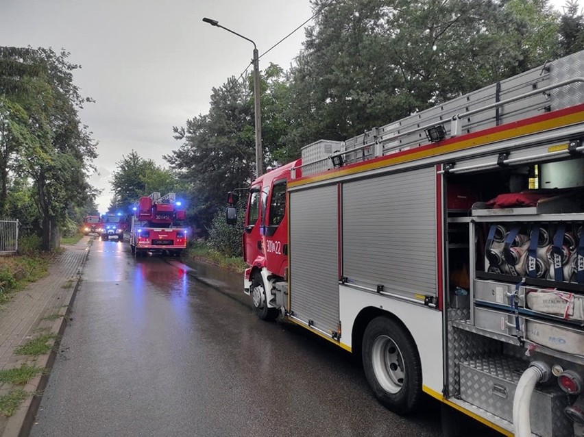 Pożar drewnianego domu pod Lublinem. Zajął się ogniem po uderzeniu pioruna