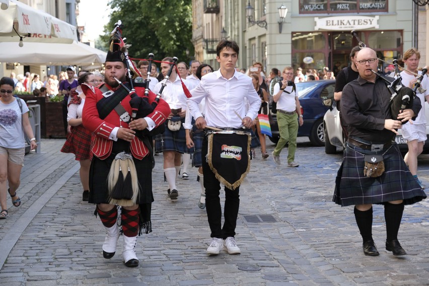 Celtycki Gotyk w Toruniu. Zdjęcia z pochodu festiwalowego ulicami starówki  