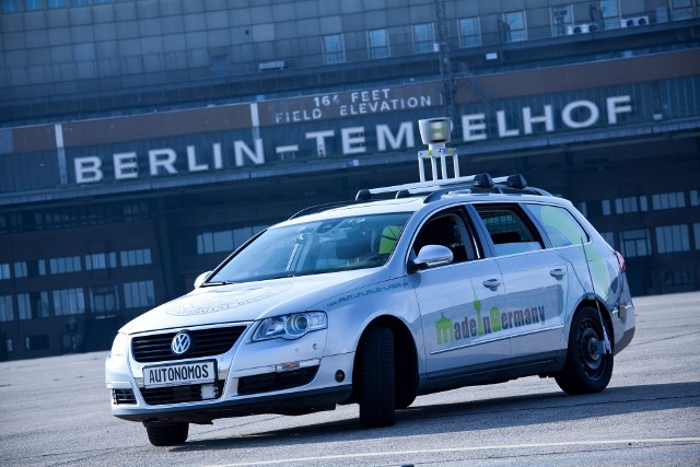 VW Passat sterowany umysłem podczas testów na lotnisku Tempelhof w Berlinie/fot. mat. pras.