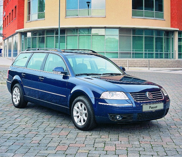 Volkswagen Passat B5, to piąta generacja tego modelu. Auto było produkowane w latach 1996-2005. W 1996 roku dołączyła wersja 4x4 nosząca nazwę 4Motion. Napęd 4x4 łączono z silnikami: benzynowymi 2.8 V6 193 KM, W8 4.0 275 KM i turbodieslami - 1.9 TDI 130 KM, 2.5 V6 160 i 180 KM.Passat B5 z napędem 4Motion występuje z nadwoziami sedan i kombi. Jego zaletą, poza napędem 4x4, jest także bogate wyposażenie. Egzemplarze dostępne na rynku aut używanych mają klimatyzację, przynajmniej dwie poduszki powietrzne i układ ESP. Sporo aut jest również wyposażonych w podgrzewane fotele i skórzaną tapicerkę.W cenie od 15 do 20 tys. zł można znaleźć egzemplarze z lat 2003-2005.