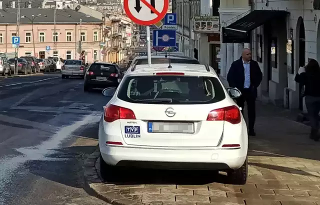 Samochód TVP Lublin zaparkował w niedozwolonym miejscu