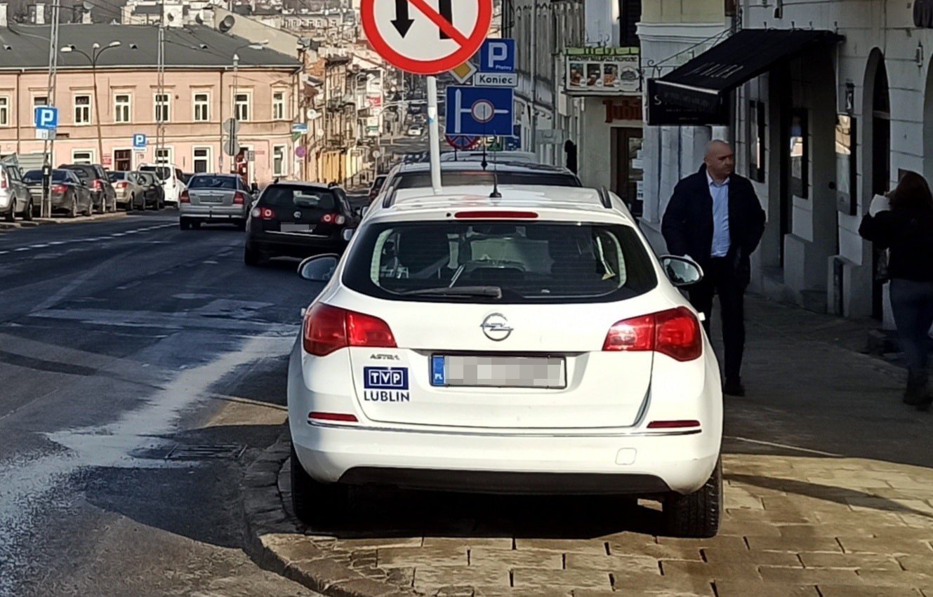 Samochód TVP Lublin zaparkował w niedozwolonym miejscu