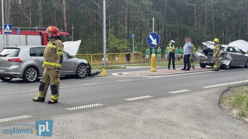 Wypadek na DK 63 na trasie Zambrów - Łomża. Toyota zderzyła się z volkswagenem. Trzy osoby trafiły do szpitala