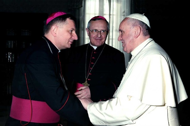 Papież Franciszek wita się z biskupami z diecezji koszalińsko-kołobrzeskiej: z biskupem pomocniczym Krzysztofem Zadarko (z lewej) i biskupem ordynariuszem Edwardem Dajczakiem. 