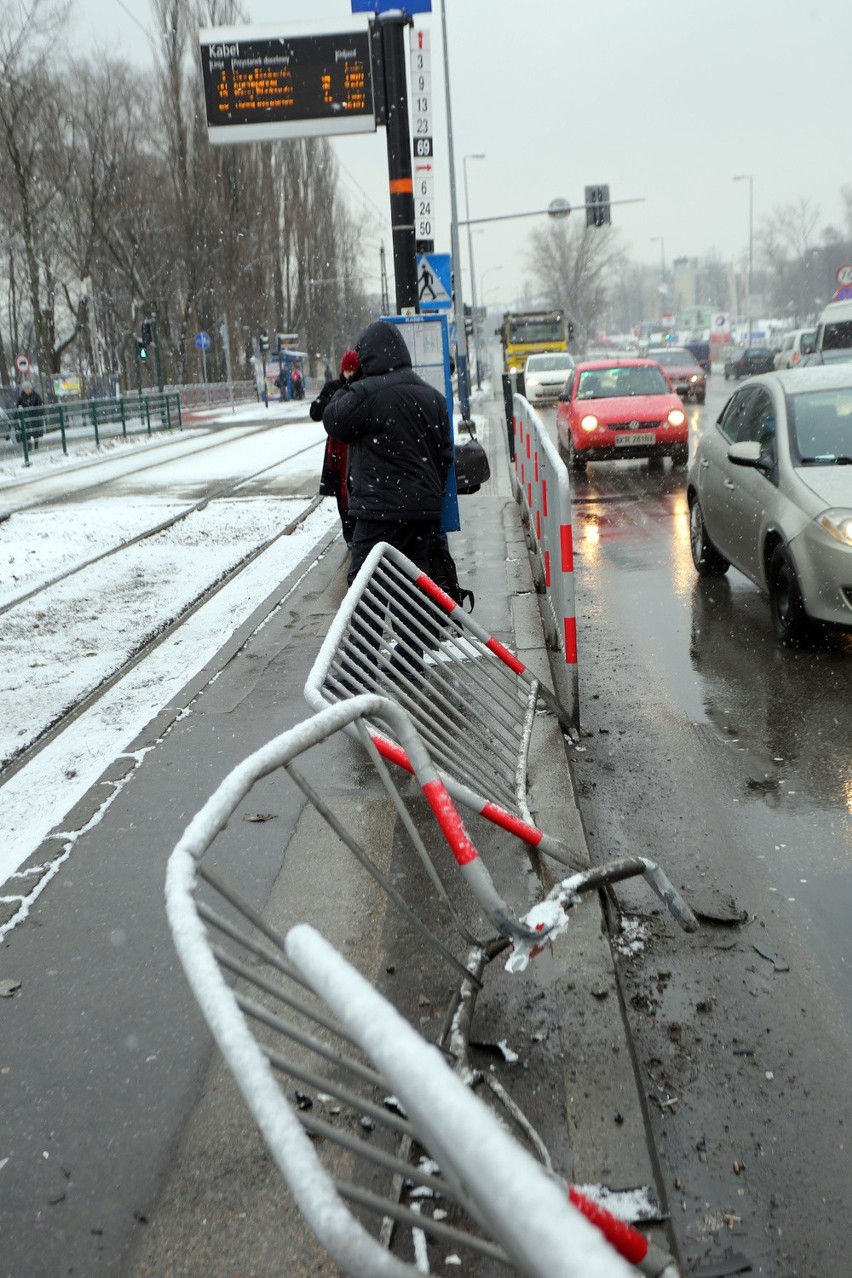 Kraków. Auto wjechało w przystanek tramwajowy