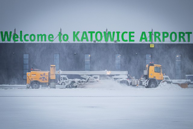 Odśnieżanie lotniska. Akcja "Zima" na lotnisku w Katowicach