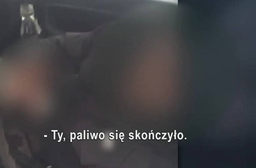 Na jednym z 25 przysłanych nagrań policjanci poniżają...