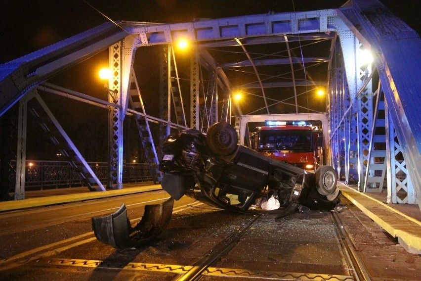 Wrocław: Pijany kierowca uderzył w most Sikorskiego (FILM, ZDJĘCIA)