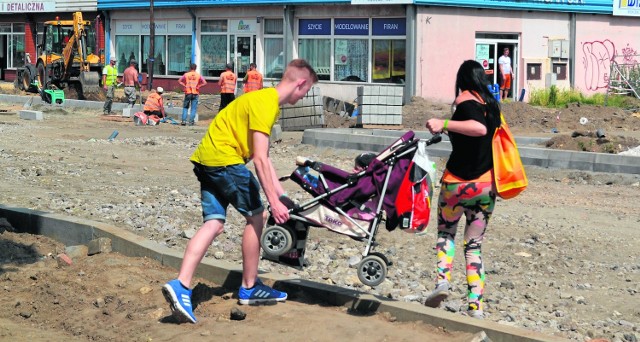 Pokonanie ulicy Warszawskiej dziecięcym wózkiem to prawdziwy tor przeszkód