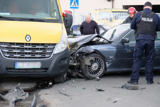 Policjanci i strażacy pracują na skrzyżowaniu ul. Kałuży z ul. Wilsona w Przemyślu. W poniedziałek po godz. 12 doszło tam do zderzenia trzech samochodów: BMW, cadillaca i dostawczego renault. Pogotowie ratunkowe zabrało do szpitala pasażerkę BMW.Aktualizacja, wtorek godz. 9.16Ze względu na rozbieżne wersje przebiegu zdarzenia, policjanci ustalą jak do niego doszło. Wiemy, że cadilaciem kierował 60-latek z Przemyśla, renault 59-letni przemyślanin a BMW 22-latek z Przemyślu. W BMW były dwie pasażerki. Kierujący byli trzeźwi.FLESZ: Wypadki drogowe - pierwsza pomoc 