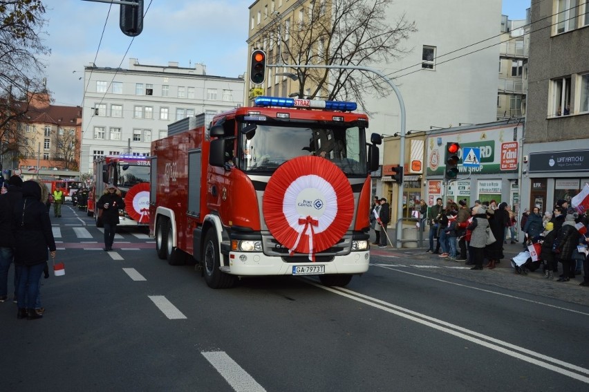 Rozeta Portu Gdynia o średnicy 1,5 m, na masce wozu Portowej...