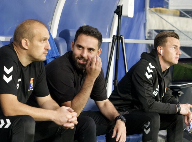 (Na zdjęciu od lewej: Dariusz Baryła [kierownik drużyny], Gonçalo Feio [trener] i Mateusz Stolarski [asystent trener])