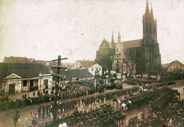 Białystok na odzyskanie niepodległości musiał poczekać dłużej. 11 listopada 1918 roku był jeszcze w rękach niemieckich. Białostoczanie dopiero 22 lutego 1919 roku (na zdjęciu) oficjalnie powitali wkraczające do miasta Wojsko Polskie.