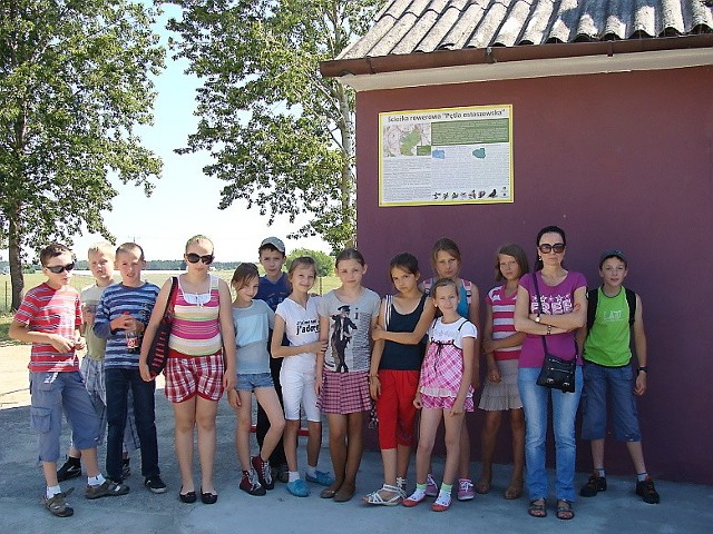 Dzieci z pobliskich szkół jako pierwsze miały okazję testować nowe rowery na ścieżce "Pętla Ostaszewska".