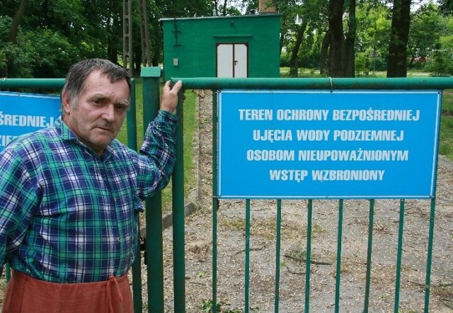 - Na zlecenie gminy wyfrożąono nową studnię, ale my wciąż pijemy zatrutą wodę ze starego ujęcia - narzeka Stefan Czarnecki.