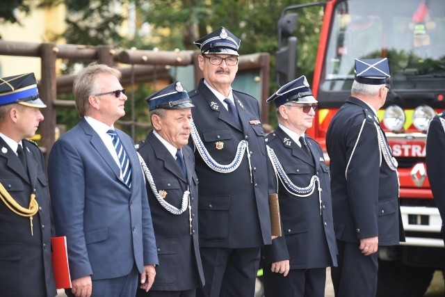 Ochotnicza Straż Pożarna w Lubiczu świętowała dziś (2.09) swoje 140-lecie. To jedna z najdłużej funkcjonujących jednostek tego typu na Pomorzu. Swoje działanie zaczęła w 1877 roku. Zobaczcie naszą obszerną relację z jubileuszu strażaków w Lubiczu Dolnym.Zobacz także: Walkathon NEUCA dla zdrowia [ZDJĘCIA]140-lecie OSP w Lubiczu [ZDJĘCIA]Straż pożarna w Lubiczu powstała w 1877 roku z inicjatywy młynarzy, ponieważ w młynach często dochodziło do pożarów. "Spiritus movens" przedsięwzięcia był Maksymilian Olszewski. - Niestety, nie mogę powołać się tu na pokrewieństwo - żartował Marek Olszewski, wójt gminy Lubicz podczas uroczystości jubileuszowych 2 września. Jednostka może natomiast pochwalić się faktem, że jest najdłużej działającą w powiecie toruńskim. Pod względem stażu w regionie znajduje się na 19. pozycji na... 843 OSP.Lubiccy strażacy zawsze kultywowali polskość. I właśnie na to zwrócił uwagę poseł Jan Krzysztof Ardanowski. - Ta jednostka powstała jeszcze w czasach zaborów, ale kolejne pokolenie poznało już wolność - mówił. - Działalność ochotników to nie tylko prewencja i wyjazdy do akcji, ale także działalność publiczna, społeczna i kulturalna.Również wójt Marek Olszewski podkreślał: - Powstaliście kilkanaście lat po powstaniu styczniowym - taką macie wspaniałą historię!W XIX wieku wyposażenie lubickich strażaków było skromne - ręczna sikawka, wiadra, bosaki sufitowe i podłogowe, łopaty. Dziś OSP Lubicz ma przeszkolonych strażaków, motopompy, agregaty prądotwórcze, pilarki i inny specjalistyczny sprzęt, a także wóz bojowy, lekki wóz ratowniczo-gaśniczy i najnowszy wóz gaśniczo-ratowniczy GBA, który z okazji jubileuszu ufundowali gmina oraz "Płatki". - Jesteście nowoczesną i cieszącą się szacunkiem formacją - mówił wójt Marek Olszewski.Wojciech B. Sobieszak, prezes Cereal Partners Poland Toruń-Pacific (i honorowy członek OSP w Lubiczu) zaznaczył - : Jako szef przedsiębiorstwa, zlokalizowanego w dużej części na terenie gminy Lubicz, wiem jak ważne jest bezpieczeństwo.Dziękował też wójtowi i przewodniczącej rady, podkreślając, że Lubicz to przykład dobrej współpracy biznesu i środowiska. Władze Lubicza w podziękowaniu  za współpracę podarowały prezesowi statuetkę św. Andrzeja, patrona gminy.Tego dnia wręczono także wiele podziękowań i odznaczeń. Ryszard Korpalski, prezes świętującej OSP (a także prezes zarządu gminnego) otrzymał odznakę Zasłużony dla Powiatu Toruńskiego. Złoty Medal za zasługi dla pożarnictwa otrzymali: Rafał Gąska, Marian Gąska, Paweł Kowalski; srebrny: Ewa Kempińska i Alicja Zielińska; brązowy: Marcin Tonta, Paweł Blumkowski, Andrzej Nadachewicz, Sławomir Bawiński, Karol Gąska, Edmund Guzowski. Odznaką Strażak Wzorowy zostali uhonorowani: Marta Gąska, Szymon Dąbrowski, Kamil Witkowski i Radosław Kwiatkowski.Polecamy: Rok szkolny 2017/2018. Kiedy zaplanować urlop? Sprawdź! ;nfZobacz wideo: INFO Z POLSKI