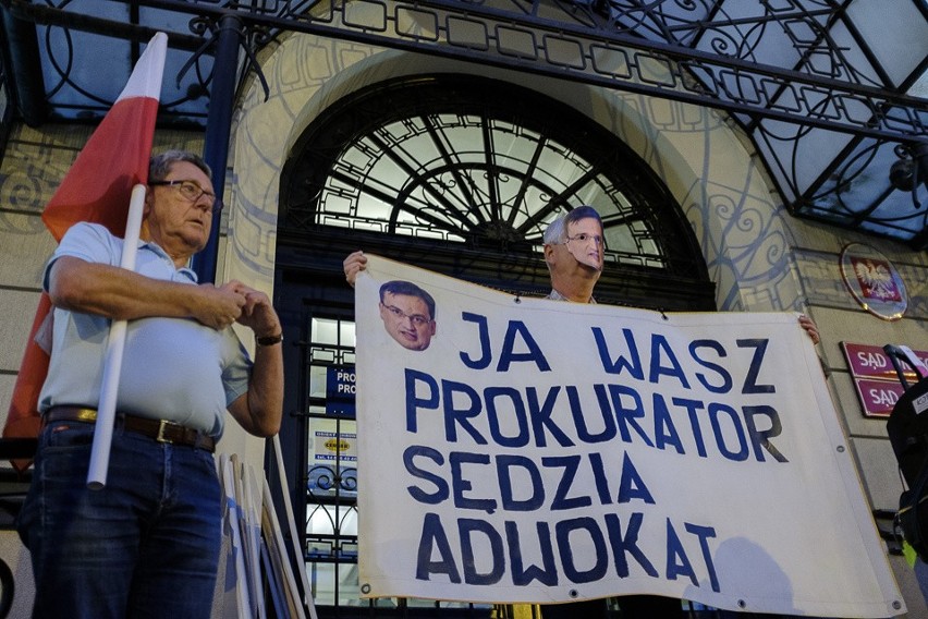 Tarnów. Protest pod budynkiem sądu [ZDJĘCIA]   